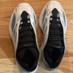 Yeezy 700 V3 Kyanite Size 7